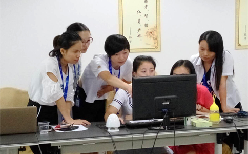  美女們互相交流學(xué)習(xí)，氣氛有點(diǎn)嚴(yán)肅啊